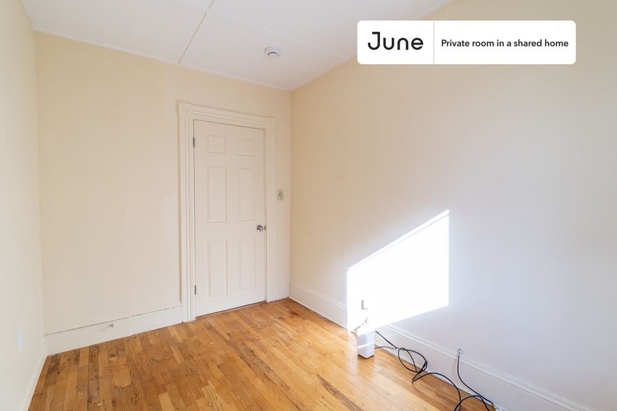 Building Photo - Private bedroom in 4 bed/1 bath Home