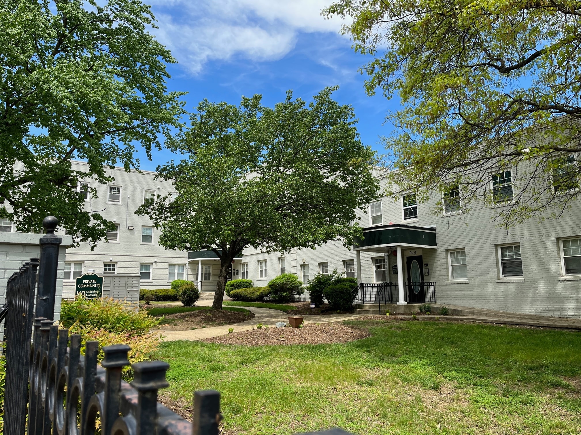 Building Courtyard - 912 Barnaby St SE