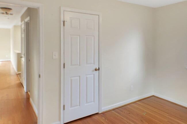 Building Photo - 4 Bedroom on 1 acre