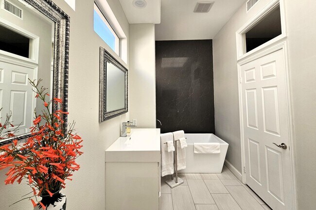 Building Photo - 78622 Waterfall Dr