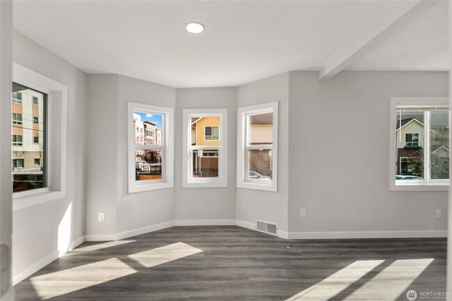 Building Photo - 5 Bedroom 2 Bathroom House with Large Lot