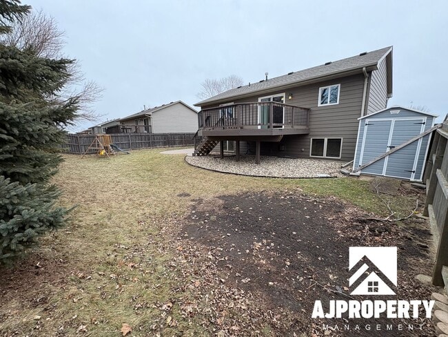 Building Photo - 5509 S Sarmar Ave