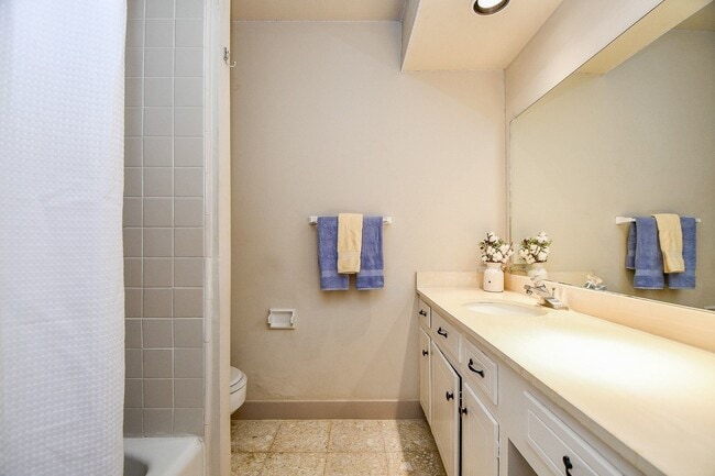 Building Photo - 5814 Fairdale Ln