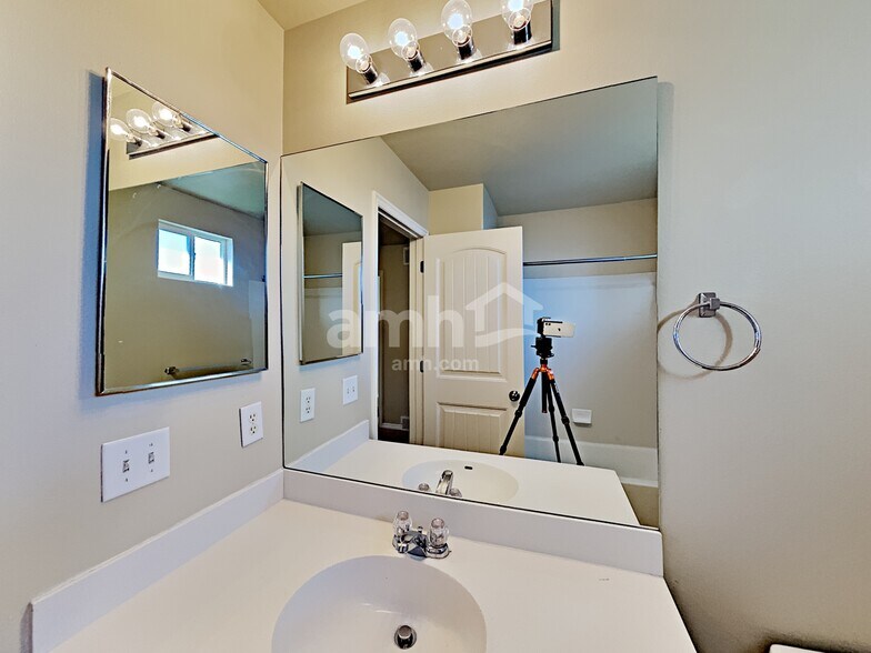 Building Photo - 5708 Plumbago Ave