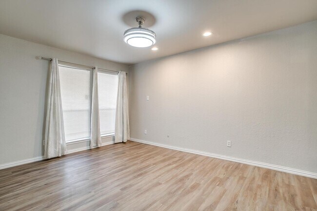 Building Photo - 5947 Chimney Wood Cir
