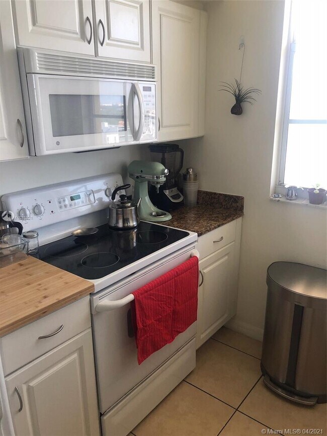 Building Photo - 215 SW 42nd Ave