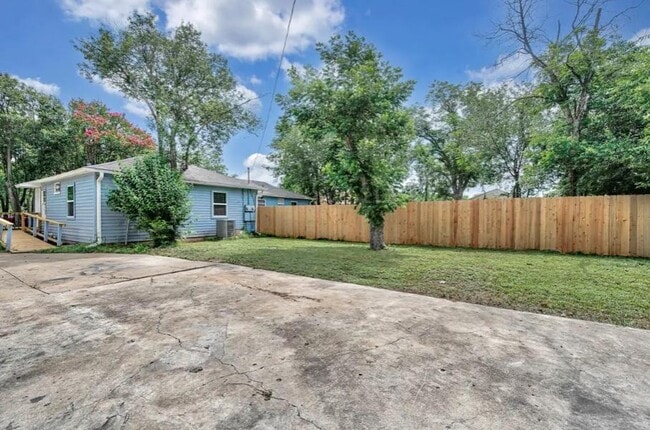 Building Photo - 122 E Comay Cir