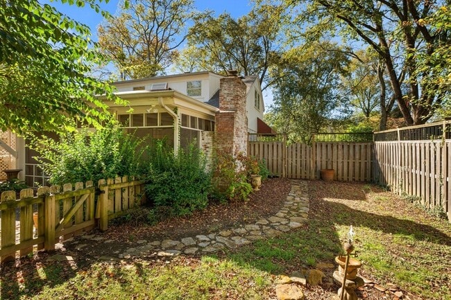 Building Photo - 201 Brookfield Ave