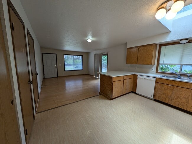 Building Photo - Two Bedroom Duplex in the Heart of Bremert...