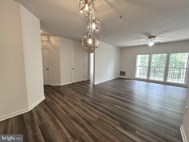 Building Photo - Beautiful 2 bedroom 2 baths condo in the gated community of Chestnut Point.