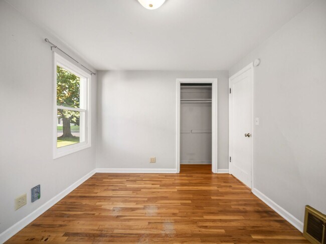 Building Photo - 2716 W Everett Ave