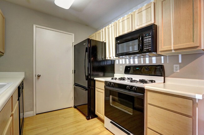 Building Photo - 950 Seven Hills Dr