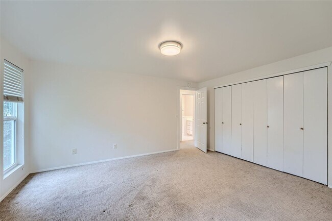 Building Photo - Amazing 4Bed/2.5Bath Home with Fully Fenced Backyard in Bellevue!