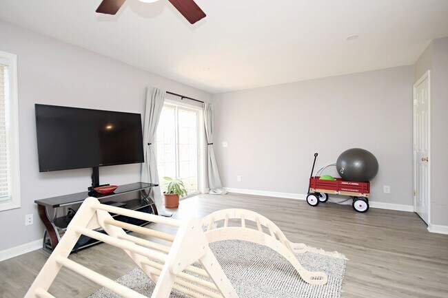 Building Photo - Pet-Friendly End-Unit Ridgecrest Townhome