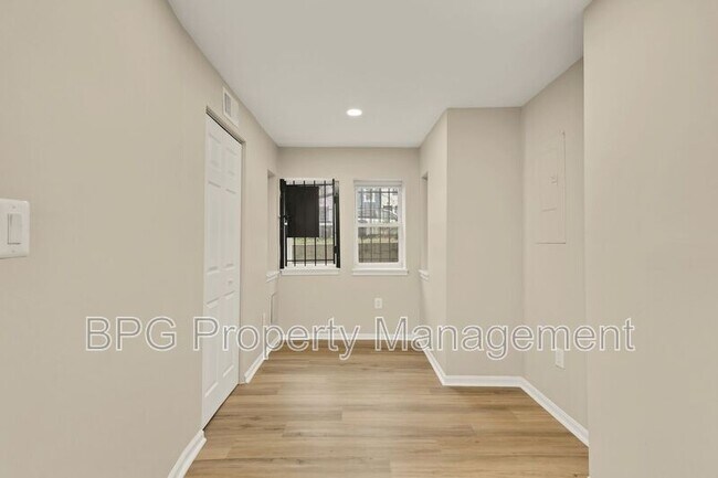 Building Photo - 1033 5th St NE