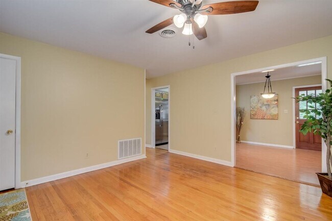 Building Photo - 3649 Lynnwood Dr