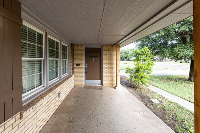 Building Photo - Large 4 bedroom in Tech Terrace