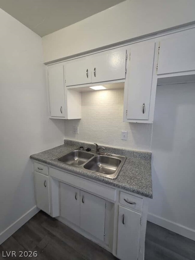 Building Photo - 1121 E Desert Inn Rd