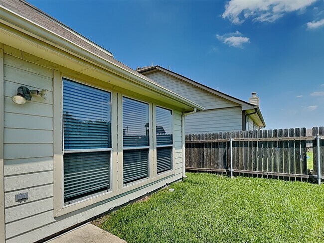 Building Photo - 30 Huntington Bend Dr