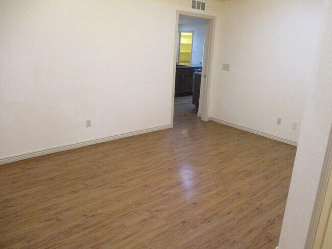 Building Photo - Walkout Basement Apartment - PRICED TO RENT - AVAIL 6/1/26