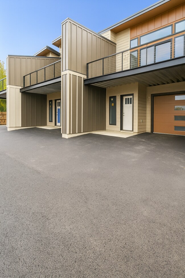 Primary Photo - Your Bend Retreat: Spacious Townhouse with...