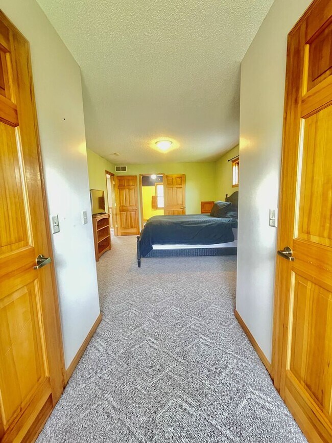 Building Photo - Spacious country Home on 13 acres