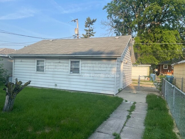 Building Photo - 494 Greenbay Ave