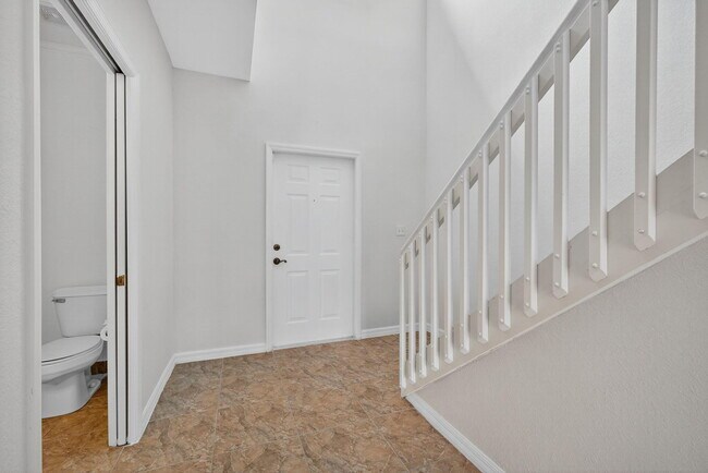 Building Photo - 513 Talia Cir