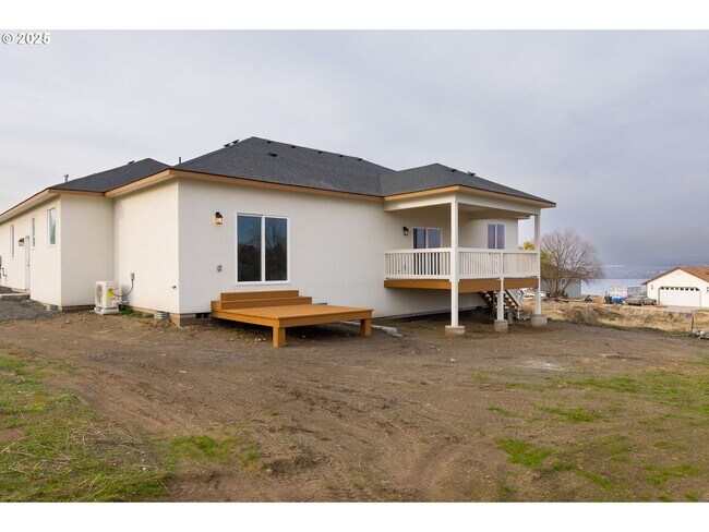 Building Photo - Stunning South Hill Home in Umatilla!!