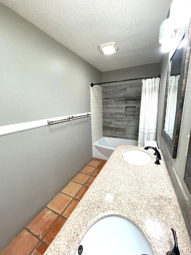 Building Photo - Nob Hill! 2bd/1ba/1CG Gorgeous!