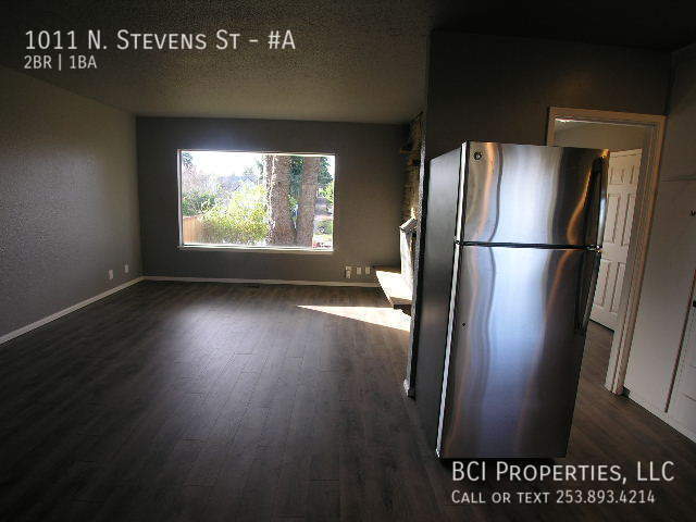 Building Photo - This beautiful 2 bedroom, 1 bath home is m...