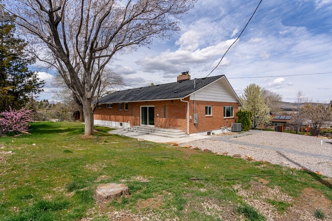 Building Photo - 2315 Armstrong Ln