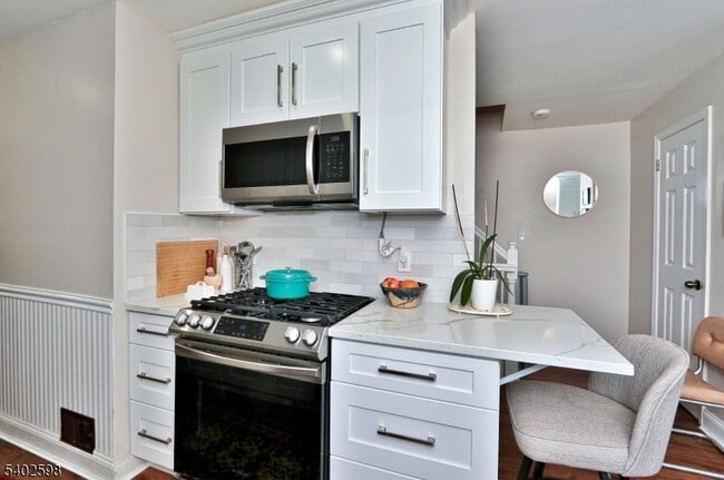 Building Photo - 35 Mews Ln