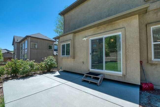 Building Photo - Beautiful 6 bedroom, 3 1/2 bathroom, 3-car garage - solar panels & EV charger available NOW!