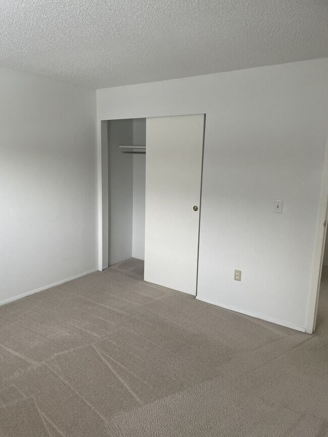 Building Photo - Amazing 2 Bedroom Available in Sought After East Wenatchee!