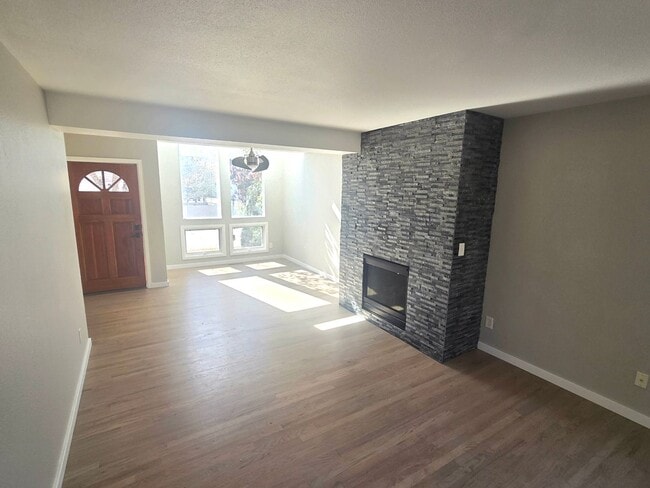 Building Photo - 3-bedroom, 2.5 bathroom home across the street from Twin Lakes