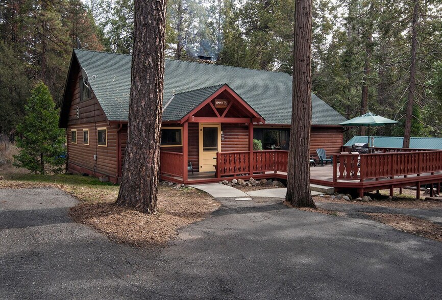 Building Photo - 2584 River Rd