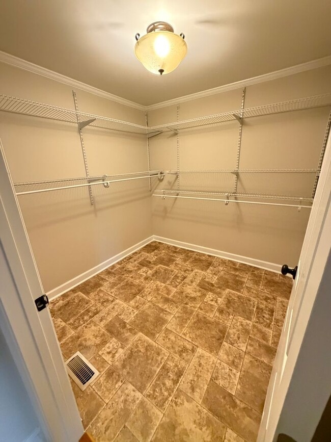 Building Photo - Inviting 2-Bedroom Home with Large Front Porch in KannapolisI’m