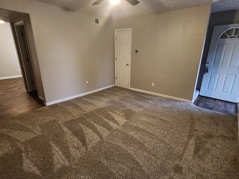 Building Photo - 2BED/1.5-2B15 BATH