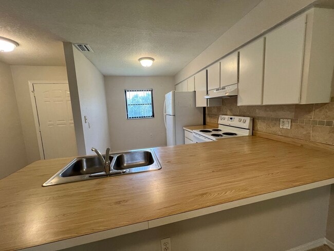 Building Photo - $1,200/month ** Annual ** 2 bed / 1 Bath -...