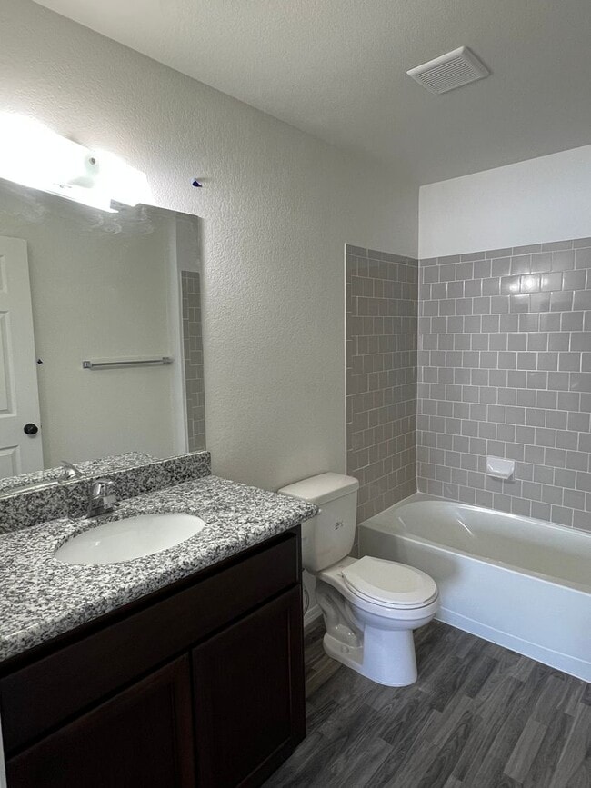 Building Photo - 3 BEDROOM TOWNHOME!