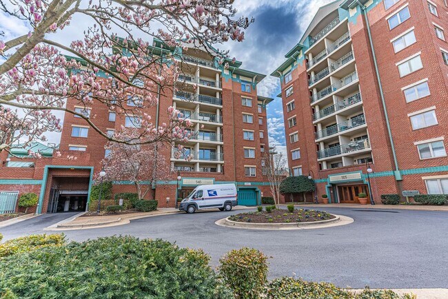 Primary Photo - Update Old Town Condo Next to Metro