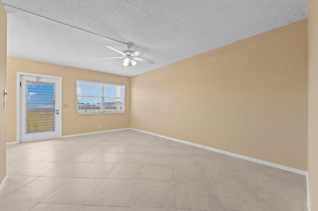 Building Photo - 3046 Newcastle A