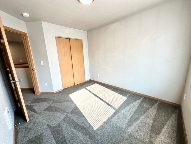 Building Photo - Updated Townhouse in Ellenbsurg
