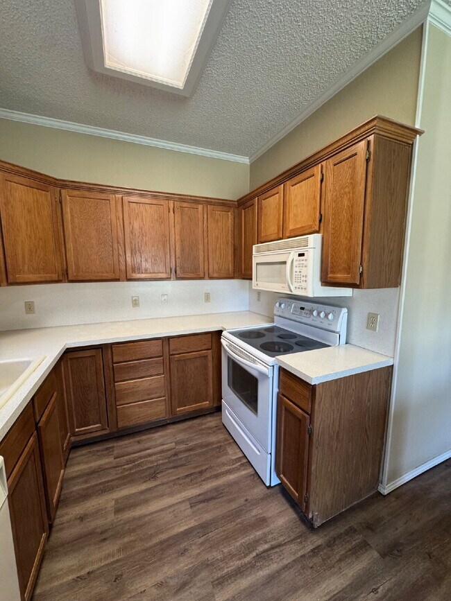 Building Photo - House Located Near Shadow Hills Golf Cours...