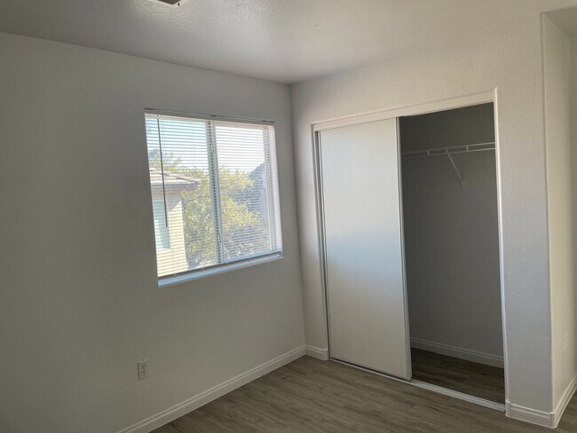 Building Photo - Cozy 3 Bedroom Home With Huge Bark Yard