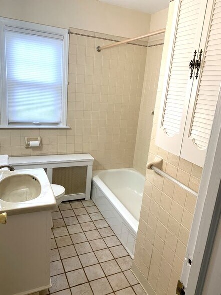 Building Photo - 15 Grounds Pl