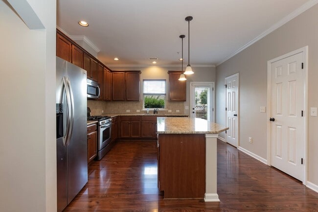 Building Photo - GORGEOUS Well maintained Two Bedroom Townhome!