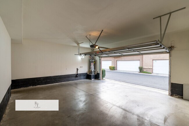 Building Photo - Bright Townhome in Sunset Community with Garage | Chino Valley USD