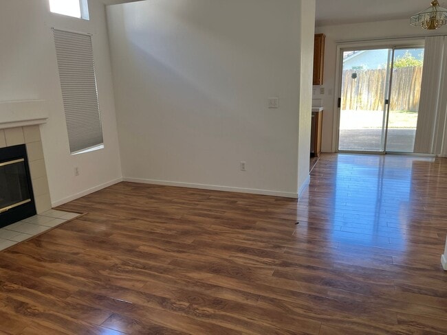 Building Photo - Cozy  Home